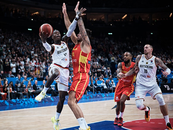 19 נק' ו-5 אס' לשרודר במחצית (FIBA)