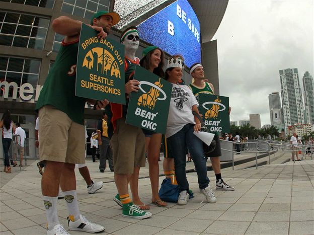 אוהדי סיאטל מוחים נגד המעבר לאוקלהומה סיטי (Getty)