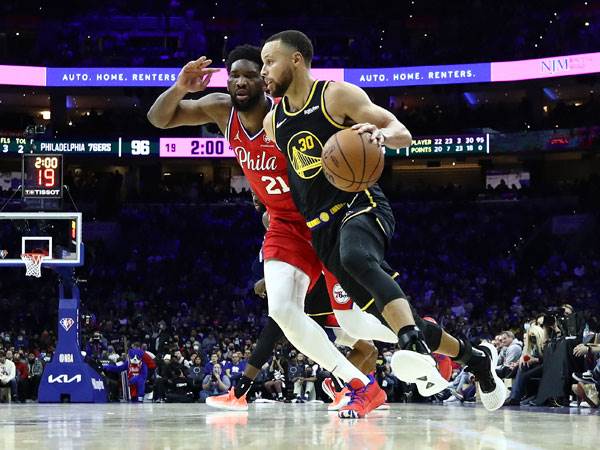 MVP הגמר וג'ואל אמביד (Tim Nwachukwu/Getty Images)