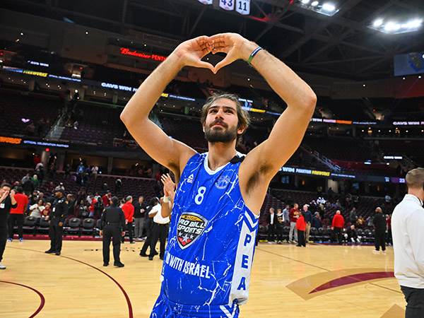 יונתן אטיאס מודה לקהל בקליבלנד (Jason Miller/Getty Images)