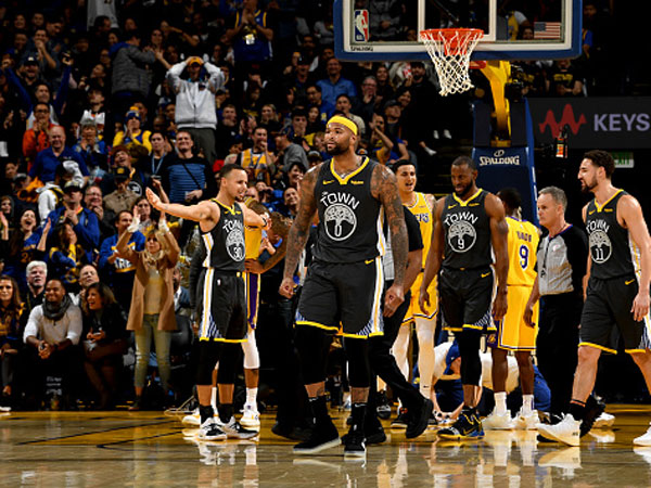 האלופה התנפלה ברגע הנכון (צילום: Noah Graham/NBAE via Getty Images)