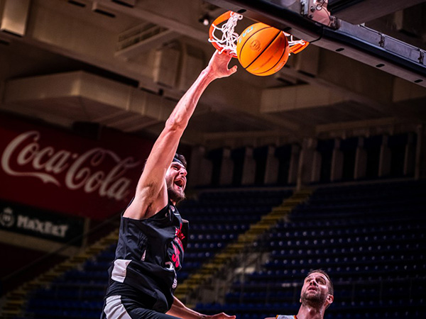 פתח בסערה. הנקינס (FIBA)