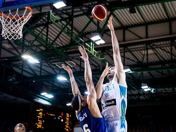 טובי עשה כל שברצונו מתחת לסל (FIBA)