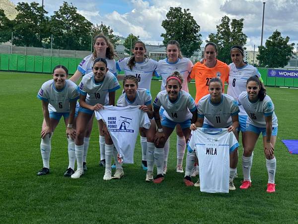 שחקניות הנבחרת עם חולצה לזכרה של פבון ז"ל (צילום: אוקסנה דניסוב, ההתאחדות לכדורגל בישראל)