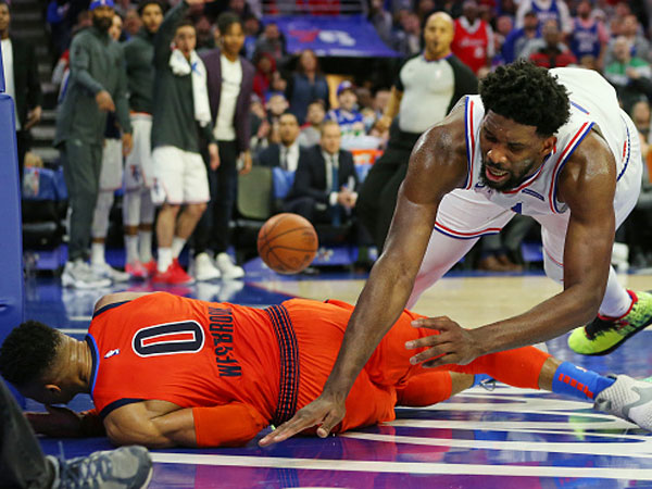 עוד מפגש עצבני בין ווסטברוק לאמביד (צילום: Rich Schultz/Getty Images)