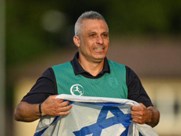 "אתם משחקים בשביל מדינה שלמה". אופיר חיים (UEFA)