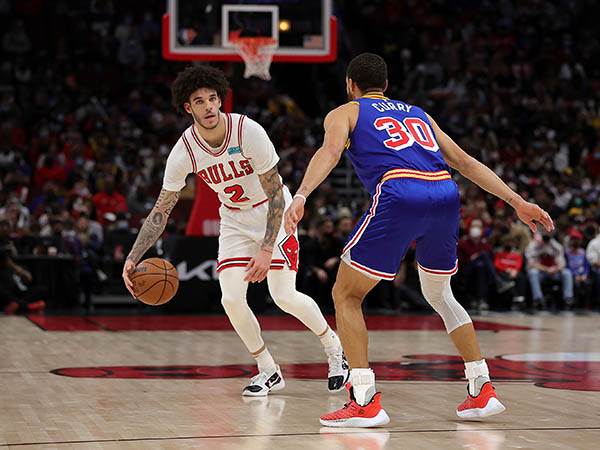 בול מול קרי במשחקו האחרון עד היום (Stacy Revere/Getty Images)