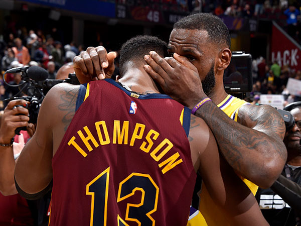 לברון נפרד מטריסטן תומפסון (צילום: David Liam Kyle/NBAE via Getty Images)