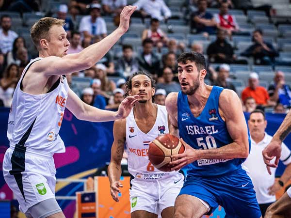 מתקשים מול ההגנה ההולנדית (FIBA)