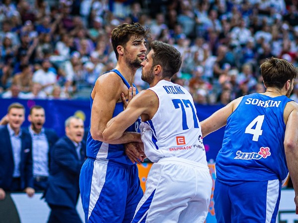 "כל אחד לבד על המגרש"(FIBA)