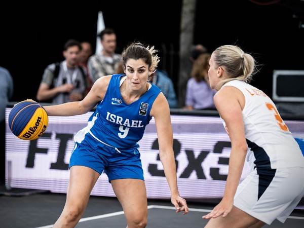 הדר חדד עם הכדור (FIBA)