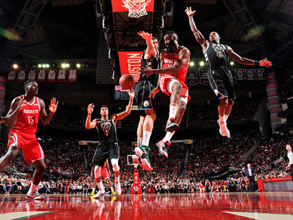 ערב גדול לבאקס למרות 42 של הארדן (צילום: Bill Baptist/NBAE via Getty Images)