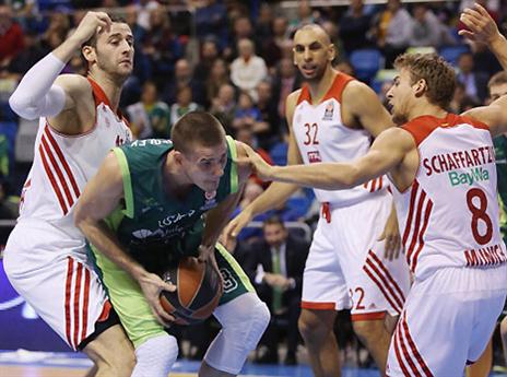 קל זה לא יהיה. קיינר מדלי מוקף בשחקני באיירן (gettyimages)