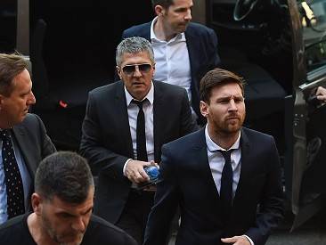 האבא מאחורי הבן בעת המשפט בספרד. חורחה וליאו מסי (getty)