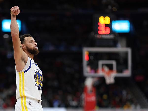 קרי. הפציעה מאחוריו (Patrick Smith/Getty Images)