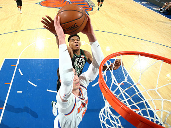 הדאנק לווה בהשפלה מצד האזוניה (צילום: Nathaniel S. Butler/NBAE via Getty Images)