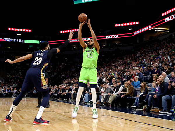 27 ריבאונדים! טאונס מול דייויס (צילום: Jordan Johnson/NBAE via Getty Images)