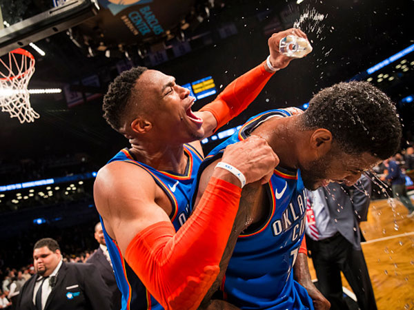 ג'ורג' זכה למקלחת שלו (צילום: Zach Beeker/NBAE via Getty Images)