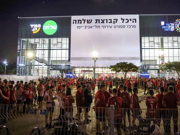 אוהדי הפועל ת"א מחוץ לדרייב-אין (אלן שיבר)