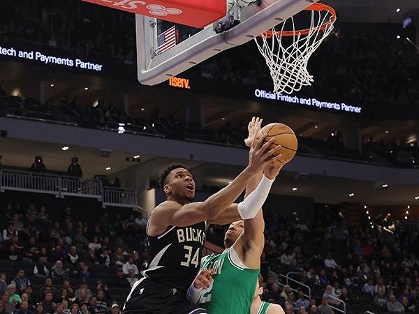 דאבל-דאבל בדרך לניצחון. יאניס (Getty)