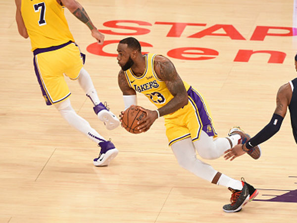 אפילו הלייקרס עם לברון טסים (צילום: Adam Pantozzi/NBAE via Getty Images)