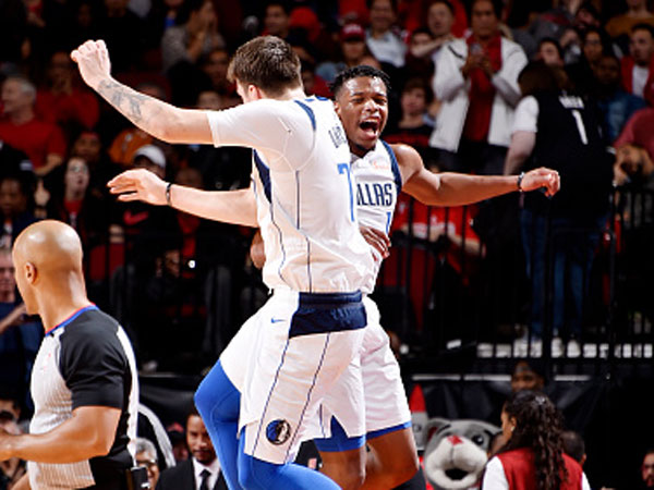 דאלאס חגגה בדרבי הטקסאני (צילום: Bill Baptist/NBAE via Getty Images)