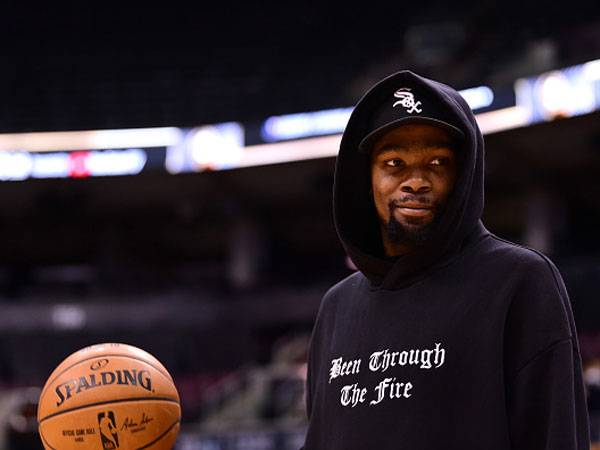 צופה מהמוניטור. דוראנט (צילום: Noah Graham/NBAE via Getty Images)