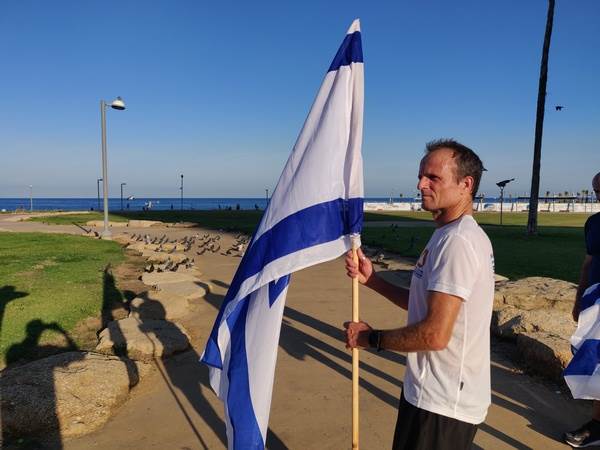 גלעד קראוז עם דגל ישראל | צילום: גיא דר