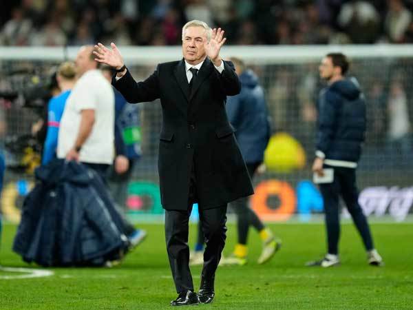 קרלו אנצ`לוטי. מנופף כל הדרך לרבע (Jose Breton/Pics Action/NurPhoto via Getty Images)