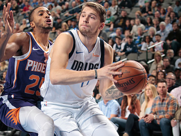 שם סוף לרצף ההפסדים. דונצ'יץ' (צילום: Glenn James/NBAE via Getty Images)