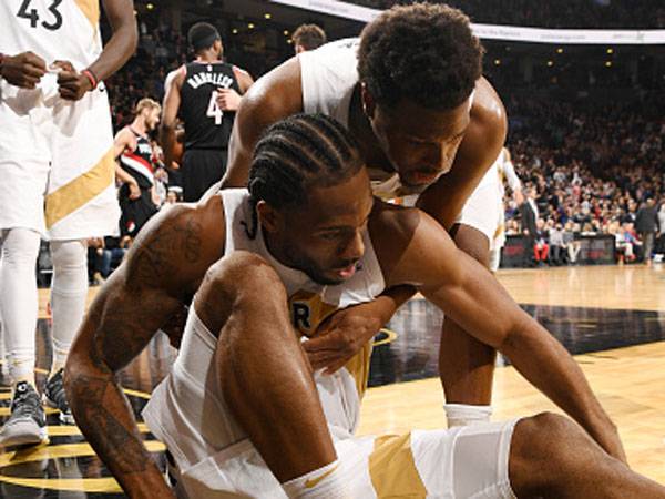 סל גדול לקוואי (צילום: Ron Turenne/NBAE via Getty Images)