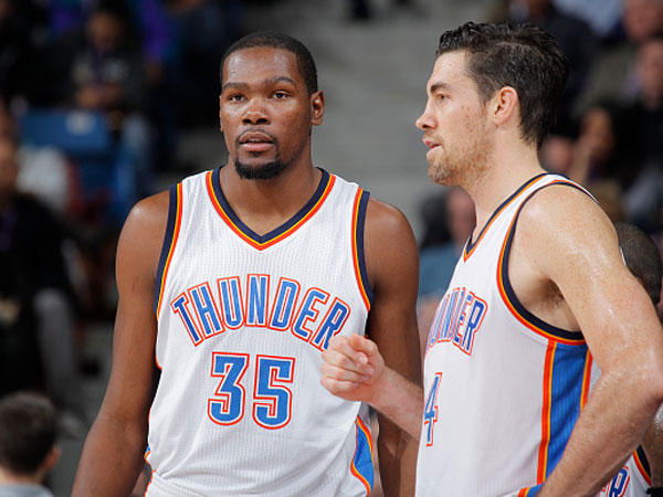 איך הקהל יגיב? דוראנט וקוליסון (צילום: Rocky Widner/NBAE via Getty Images)