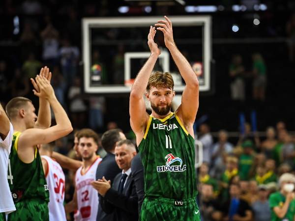 סאבוניס בראש סגל אדיר (FIBA)