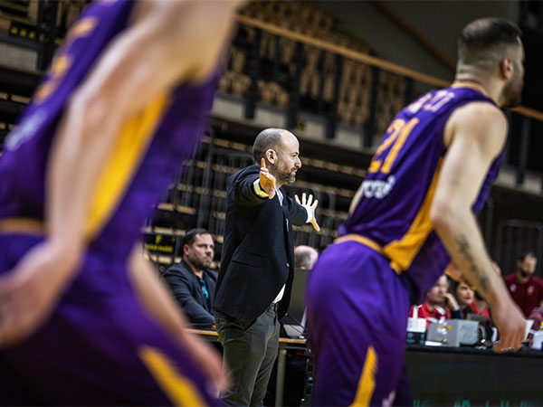 שרף. “יודעים מה יש לו בראש“ (FIBA)