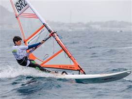 עומר שמש בתחרות (צילום: windsurfing club Cagliari)