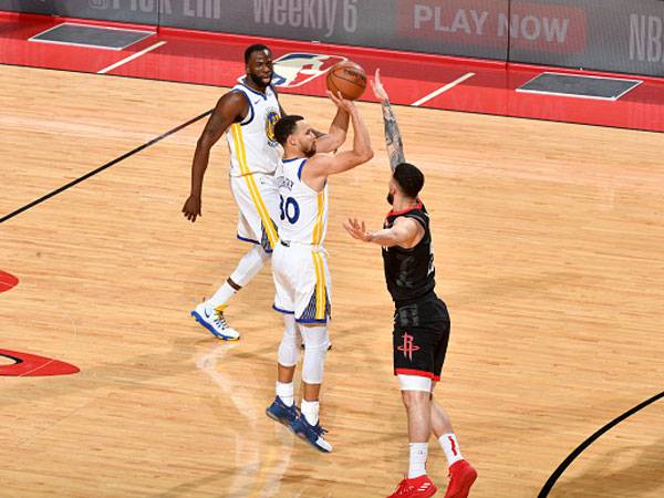 ניצחון גדול לאלופה (צילום: Jesse D. Garrabrant/NBAE via Getty Images)