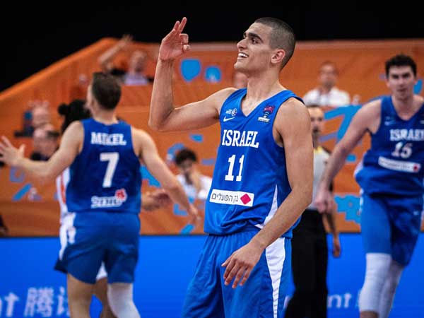 שלשה ענקית שלו בסיום (FIBA)