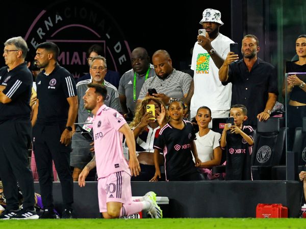 לברון ג'יימס מצלם את מסי (Stacy Revere/Getty Images)