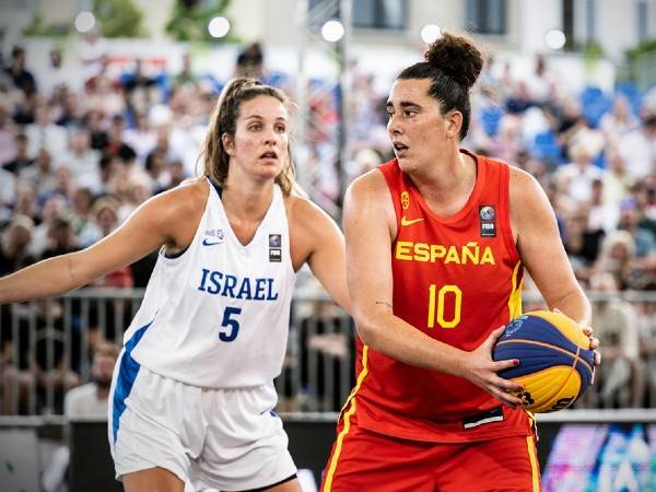 כהן בהגנה (קרדיט: FIBA)