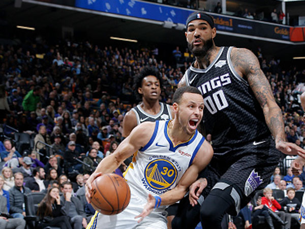 קרב גדול בקליפורניה (צילום: Rocky Widner/NBAE via Getty Images)