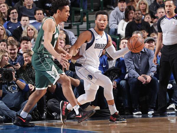 הבאקס ניצחו בדאלאס (צילום: Glenn James/NBAE via Getty Images)