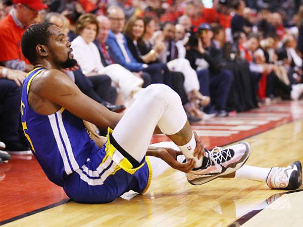 כואב הלב. דוראנט על הפרקט (צילום: Gregory Shamus/Getty Images)