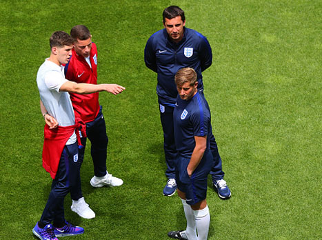 צוות נבחרת אנגליה בוחן את הדשא בלאנס (gettyimages)