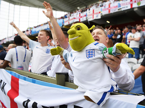 <STRONG>אוהדי אנגליה עם בובת ``שרק`` גדולה. מזהים למי הם הקדישו את הבובה? טקבקו!</STRONG>