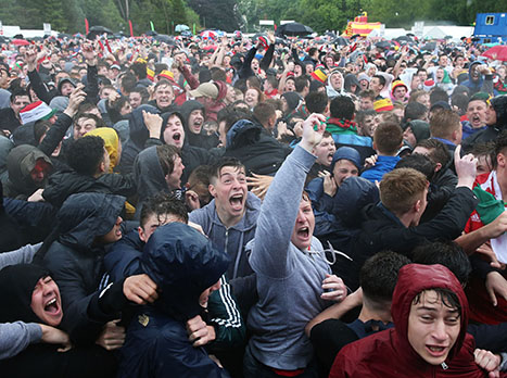 וכך זה נראה בקארדיף, וויילס. האוהדים חוגגים בטירוף את השער של וויילס