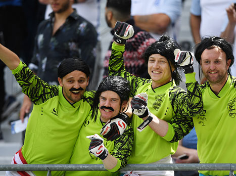 אוהדי אנגליה במצב רוח נהדר. אוטוטו יוצאים לדרך!