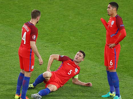 אנגליה סיימה הערב (שני) ב-0:0 מאכזב עם סלובקיה, אבל הצליחה להבטיח את העלייה לשמינית גמר היורו. נבחרת שלושת האריות הציגה כדורגל טוב מאוד, אבל לא הצליח למצוא את הרשת לאורך כל 90 הדקות. מנגד, הסלובקים שבעיקר התגוננו, מחכים לראות אם יצליחו להעפיל מהמקום השלישי.