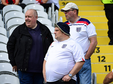 ההמנון האנגלי נוגן. האוהדים האנגלים דרוכים