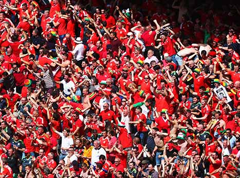 האוהדים האדומים לא יודעים את נפשם מאושר (gettyimages)